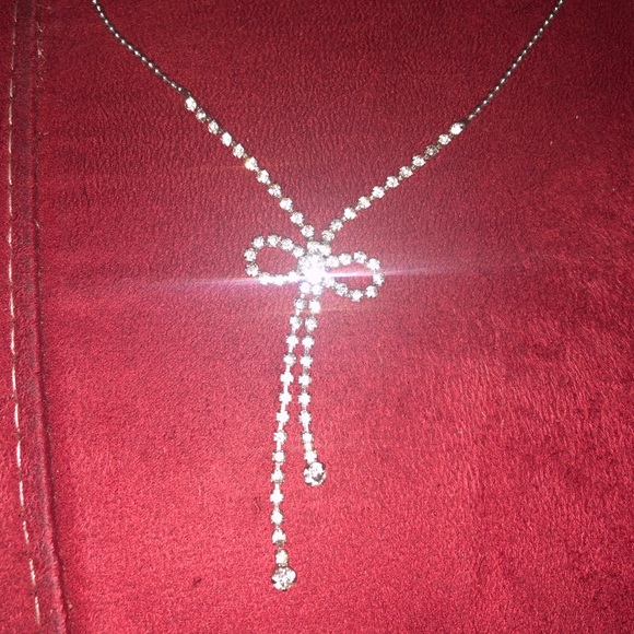 Jewelry - Cute crystal bow formal necklace